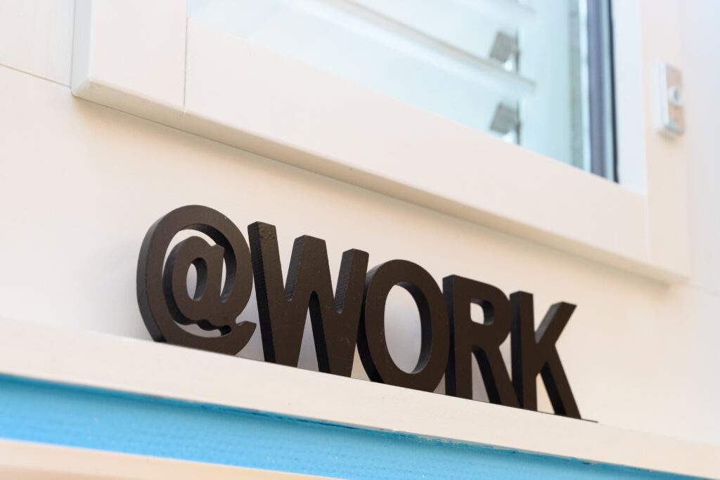 Ein Dekorations-Element aus Buchstaben steht auf einer Fensterbank -@work.