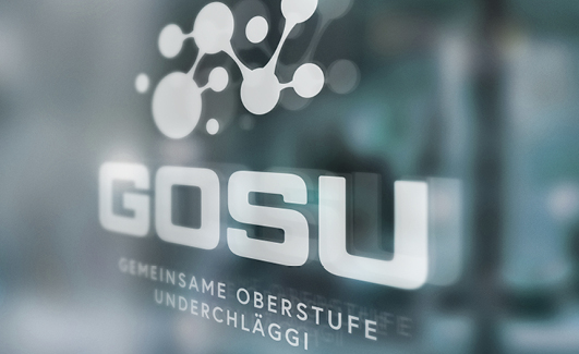 Das GOSU-Logo ist auf einer Glastür abgebildet.